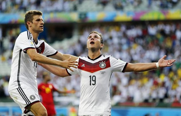 Mario Götze (dole) oslavuje gól do sítě Ghany se spoluhráčem z německého celku Thomasem Müllerem.
