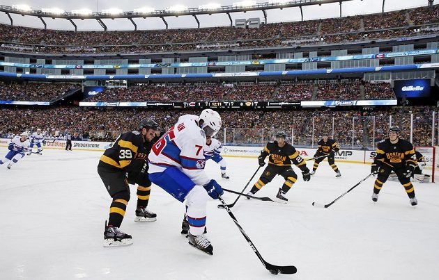 Obránce Montrealu P. K. Subban (76) mezi třemi hráči Bostonu při utkání Winter Classic 2016 z Foxborough.