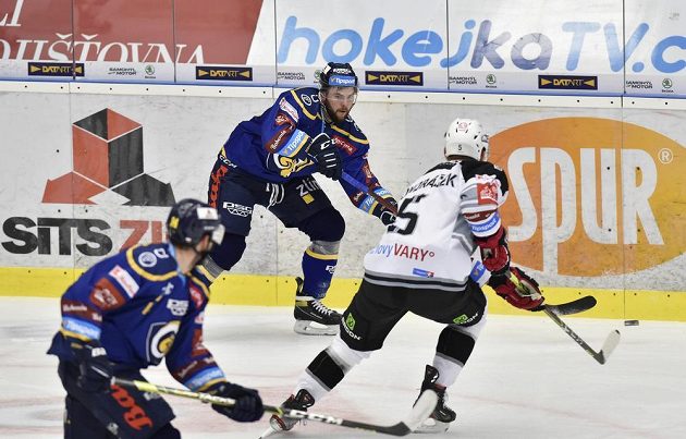 Zleva Dalibor Řezníček a Jakub Herman ze Zlína a Tomáš Vondráček z Karlových Varů během utkání hokejové extraligy.