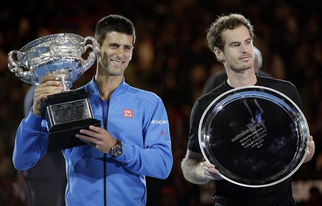 Vítěz Australian Open Novak Djokovič (vlevo) a poražený finalista Andy Murray.