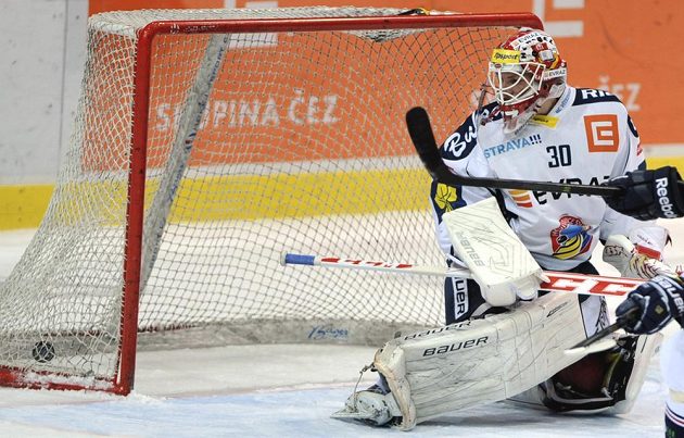 Utkání 28. kola hokejové extraligy: HC Vítkovice Steel - HC Energie Karlovy Vary, 6. prosince v Ostravě. Brankář Vítkovic Daniel Dolejš inkasuje druhou branku.