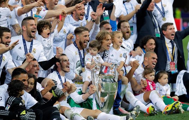 Fotbalisté Realu Madrid i s některými rodinnými příslušníky slaví vítězství v letošním ročníku Ligy mistrů.