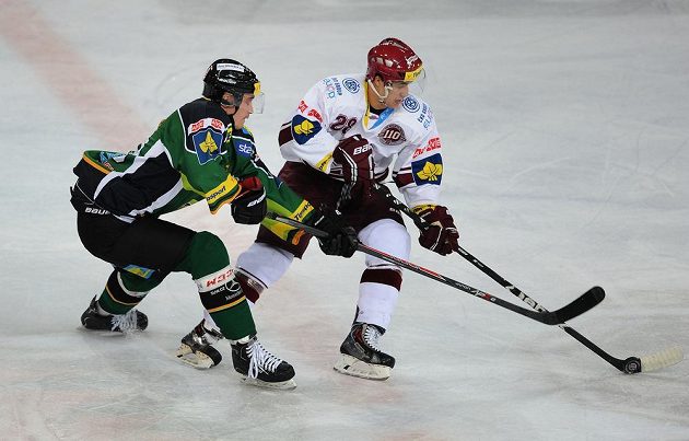 Karlovarský útočník Radim Hruška (vlevo) a Karel Kubát ze Sparty během extraligového utkání mezi HC Sparta Praha a HC Energie Karlovy Vary, hrané 3. listopadu 2013 v Praze.