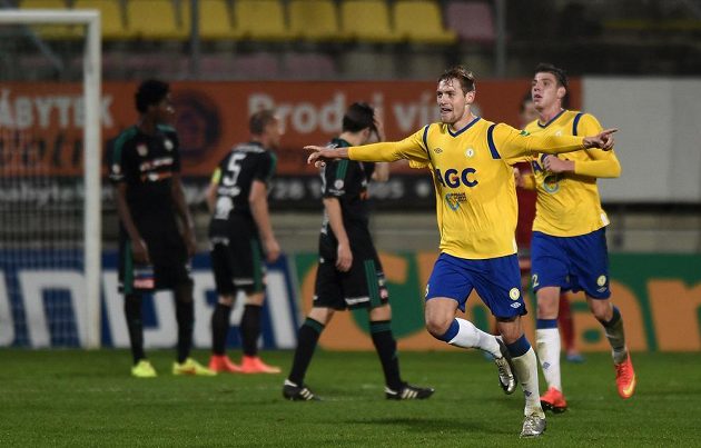 Teplická radost. Obránce David Jablonský oslavuje vyrovnávací gól na 1:1 v utkání 14. kola Synot ligy v Příbrami.