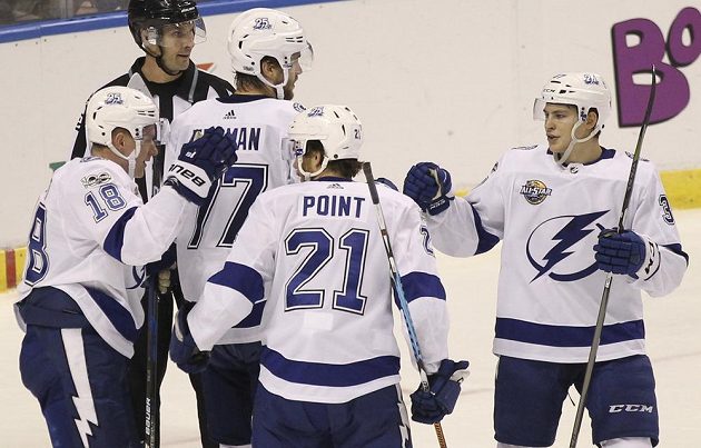 Ondřej Palát (18) z Tampy a jeho spoluhráči Victor Hedman (77), Brayden Point (21) a Yanni Gourde se radují z gólu proti Floridě.