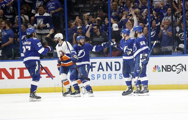Český útočník Ondřej Palát přijímá gratulace spoluhráčů poté, co vstřelil gól v semifinále NHL do sítě New York Islanders. Tampa soupeře deklasovala poměrem 8:0.