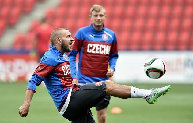 Jiří Skalák (vpředu) a Ladislav Krejčí během tréninku před úvodním zápasem ME 21 s Dánskem.