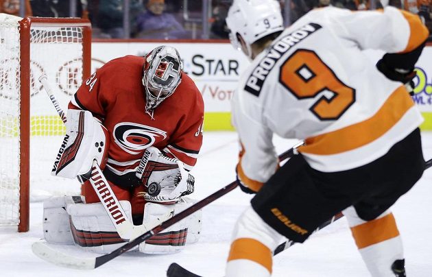 Český gólman Caroliny Petr Mrázek si poradil s šancí Ivana Provorova z Philadelphie v utkání NHL.