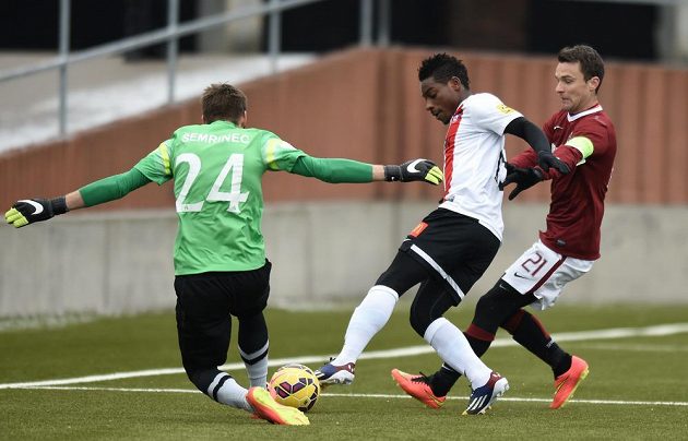 Útočník Sparty David Lafata (vpravo), Kingsley Madu (uprostřed) a brankář Trenčína Igor Šemrinec.