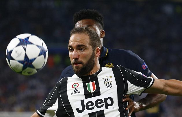 Gonzalo Higuain, který vstřelil v prvním dvojutkání oba góly Juventusu, si kryje balón.