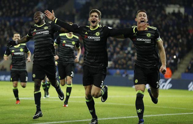 Radost hráčů Chelsea po druhé brance Marcose Alonsa (uprostřed) v zápase proti Leicesteru.
