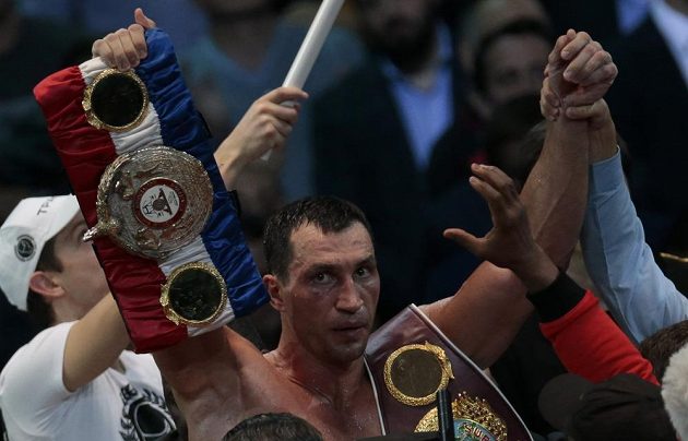 Vladimir Kličko obhájil v duelu s Alexandrem Povětkinem mistrovské pásy organizací WBO, IBF a IBO.
