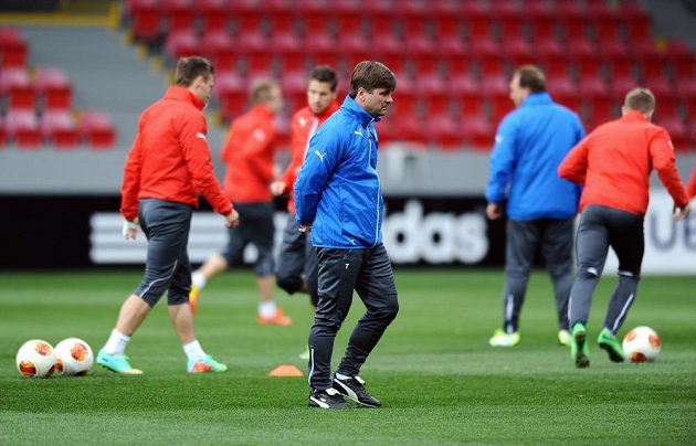 Trenér Viktorie Plzeň Dušan Uhrin během předzápasového tréninku před odvetným osmifinálovým zápasem Evropské ligy s Lyonem.