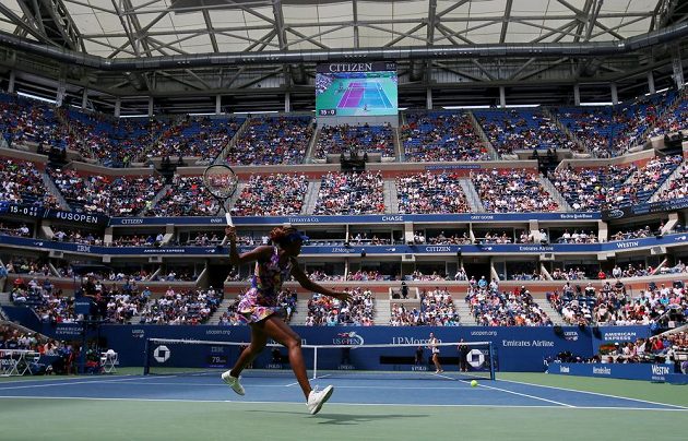 Pohled na zaplněný centrální kurt při utkání Karolíny Plíškové s Venus Williamsovou.