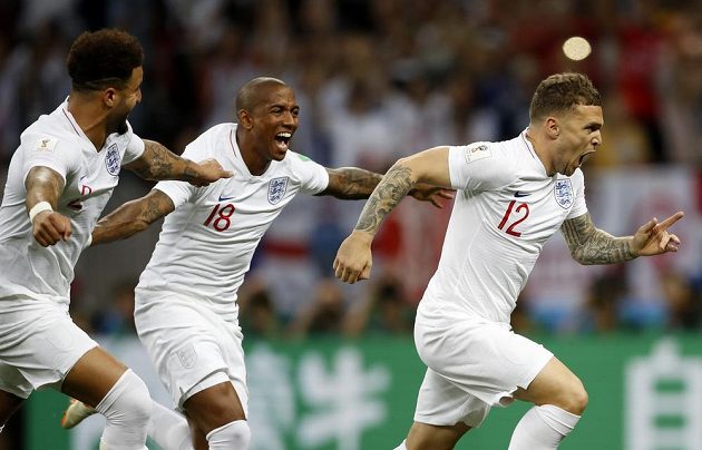 Radostný úprk Angličanů poté, co Kieran Trippier vstřelil vedoucí gól Anglie v semifinále MS s Chorvatskem.