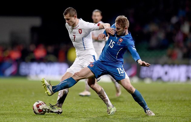 Český útočník Tomáš Necid (vlevo) a Tomáš Hubočan ze Slovenska během přátelského utkání.