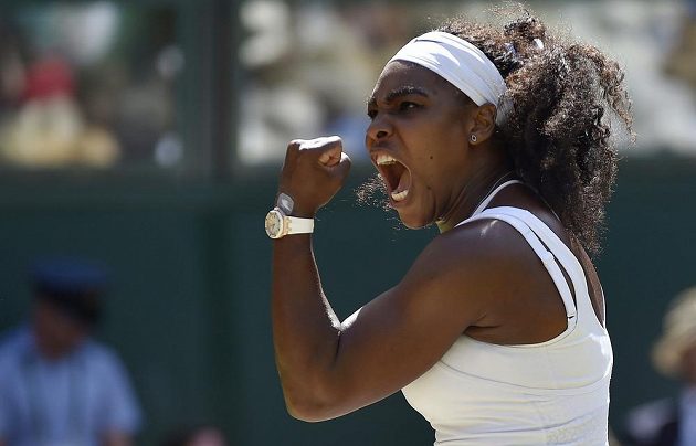 Americká tenistka Serena Williamsová během letošního Wimbledonu proti Španělce Garbiňe Muguruzaové.