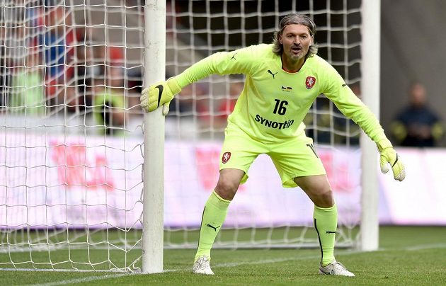 Pavel Srníček letos v květnu při exhibičním utkání ČR - Německo mezi hráčï z finále EURO 1996.