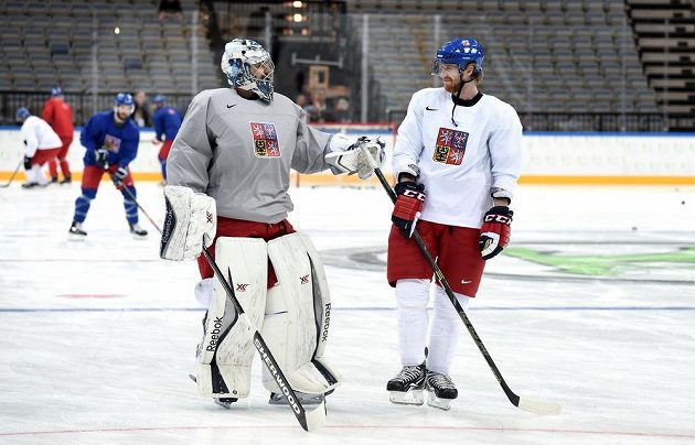 Brankář Ondřej Pavelec a útočník Jakub Voráček během tréninku české hokejové reprezentace v pražské O2 areně.
