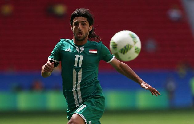 Irácký fotbalista Tareq Humam během utkání olympijského turnaje proti Dánsku.