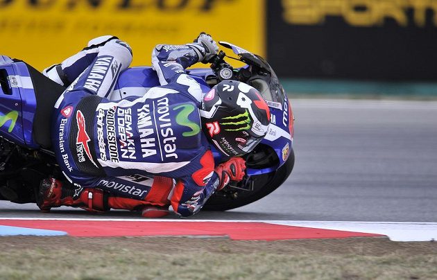 Jorge Lorenzo vykružuje jednu ze zatáček Masarykova okruhu při kvalifikaci na Velkou cenu České republiky.