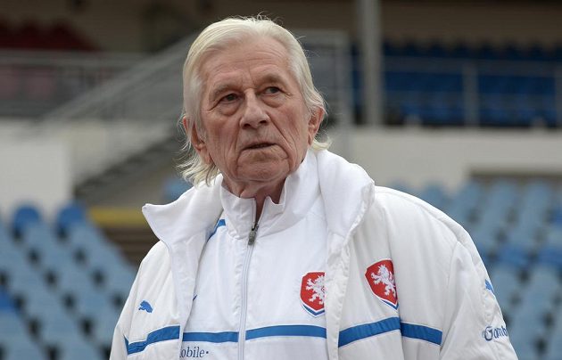 Člen realizačního týmu Karel Brückner během tréninku české fotbalové reprezentace před utkáním s Norskem.