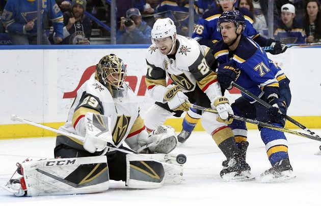 Útočník St. Louis Blues Vladimír Sobotka střílí na branku Vegas Golden Knights v utkání NHL. Gól nedal, ale nakonec si český hokejista připsal alespoň asistenci.