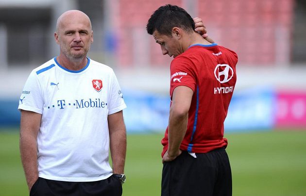 Trenér české reprezentace Michal Bílek (vlevo) a obránce Marek Suchý během tréninku národního týmu.