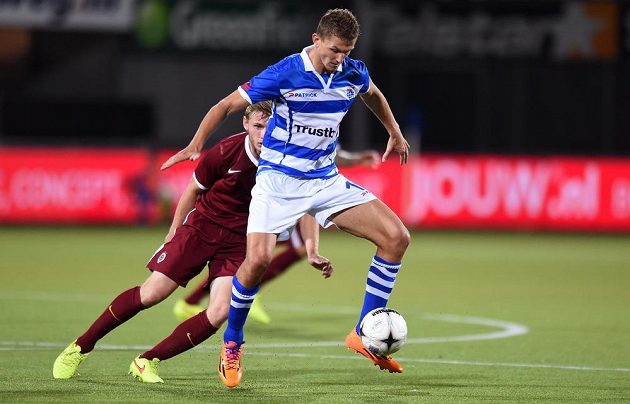 Tomáš Necid ze Zwolle si kryje míč před sparťanským stoperem Jakubem Brabcem.