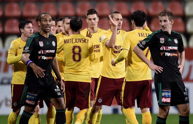 Fotbalisté Sparty oslavují gól na 1:1 v prvním osmifinále Poháru FAČR v Příbrami.