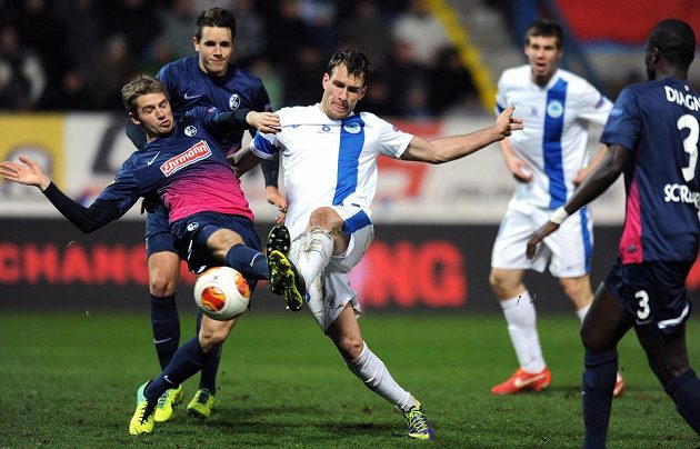 O míč svádějí souboj Sebastian Kerk z Freiburgu (vlevo) a útočník Slovanu Liberec Michael Rabušic.