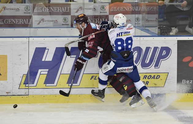 Zleva Michal Barinka ze Sparty a Martin Nečas z Brna ve třetím utkání čtvrtfinále play off.