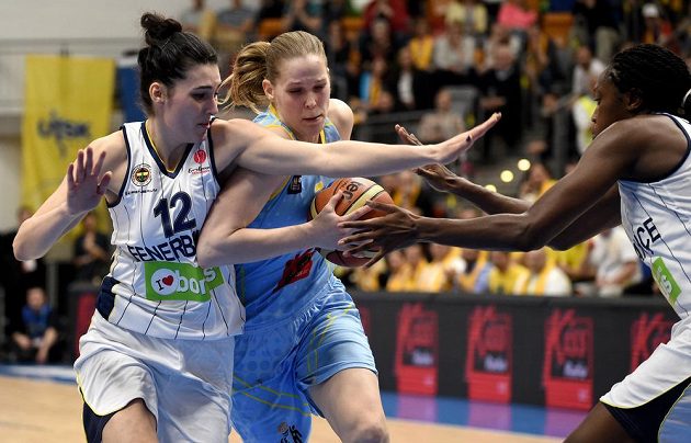 Basketbalistka USK Praha Alena Hanusová (uprostřed) se snaží prosadit proti Tugce Canitezové z Fenerbahce.