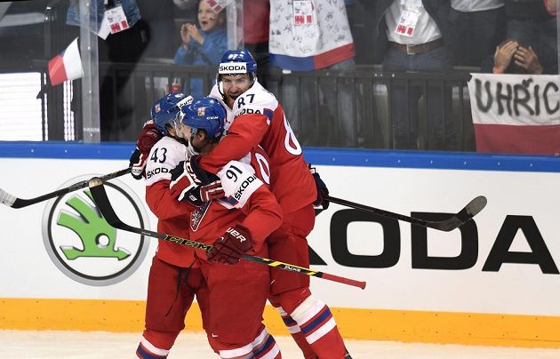 Jan Kovář (zleva), Martin Erat a Jakub Nakládal oslavují gól na 1:0 během čtvrtfinále s Finy.