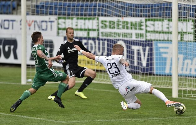 Zleva Jan Vodháněl z Bohemians, brankář Bohemians Roman Valeš a Petr Reinberk ze Slovácka.