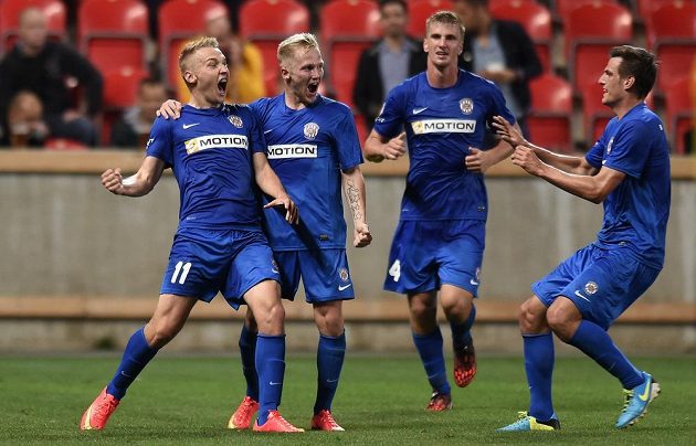Stanislav Vávra z Brna (vlevo) oslavuje se spoluhráči jeden ze svých gólů během utkání se Slavií.
