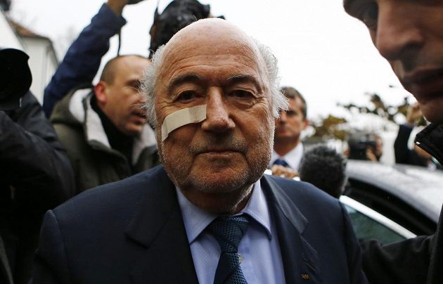 Sepp Blatter mezi novináři v Curychu, kde se hájil proti suspendaci ze strany etické komise FIFA.