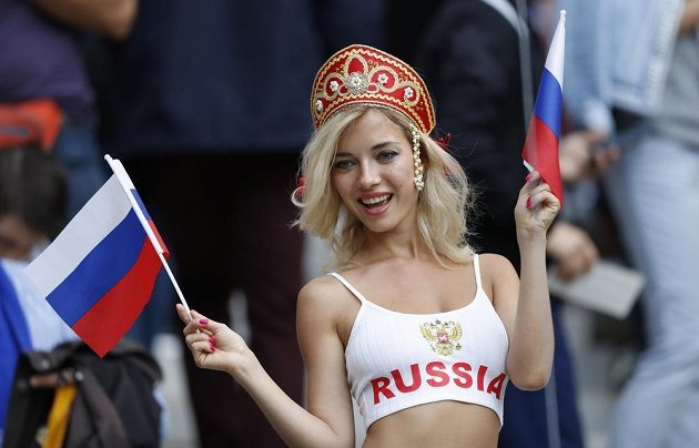 Ruská fanynka na stadiónu během úvodního utkání fotbalového mistrovství světa.