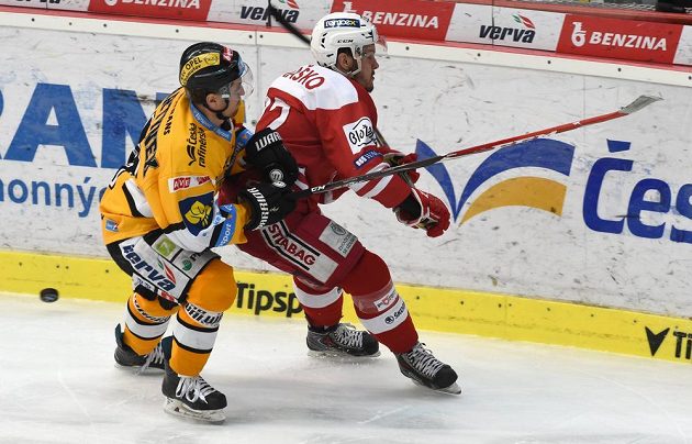 Litvínovský forvard Rostislav Martynek (vlevo) a Peter Hraško ze Slavie Praha v zápase 7. kola baráže o extraligu.