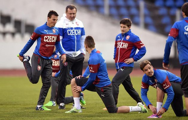 Trenér Pavel Vrba a jeho svěřenci: Vladimír Darida (vlevo), Radim Řezník (zády), Václav Pilař a Filip Novák během tréninku.