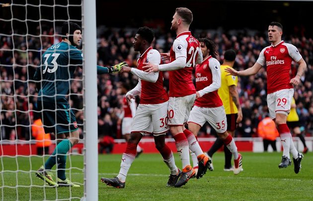 Brankář Arsenalu Petr Čech pŕijímá od spoluhráčů gratulaci k chycené panaltě proti Watfordu.