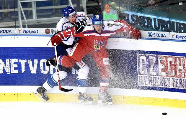Petteri Wirtanen z Finska v souboji s českým obráncem Michalem Jordánem (vpředu).