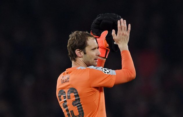 Petr Čech si po duelu proti Bayernu mohl zatleskat - byl velkou oporou Gunners a udržel čisté konto.