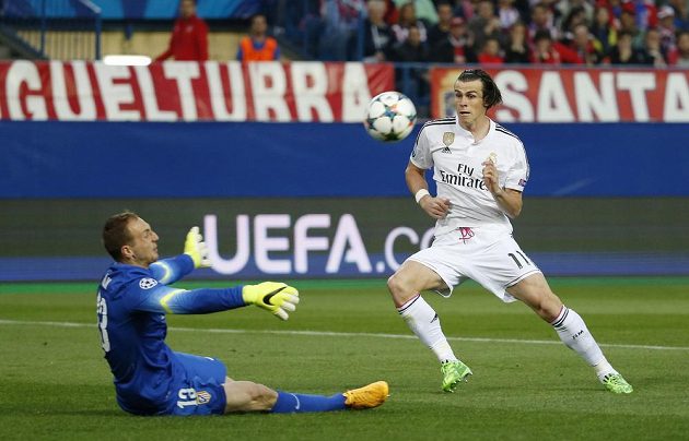 Tuhle akci Gareth Bale z Realu Madrid v souboji s městským rivalem Atlétikem nezakončil. Brankář Jan Oblak byl úspěšnější.
