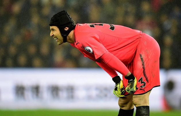 Brankář Petr Čech v utkání Premier League se Swansea třikrát inkasoval a Arsenal odjel s prázdnou.