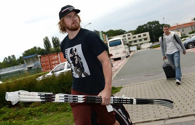 Útočník Lukáš Kašpar (vpředu) přichází na reprezentační sraz před Českými hokejovými hrami v Pardubicích.