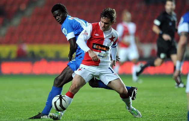 Záložník Slavie Praha Karol Kisel (vpředu) a liberecký záložník Isaac Sackey bojují o míč.