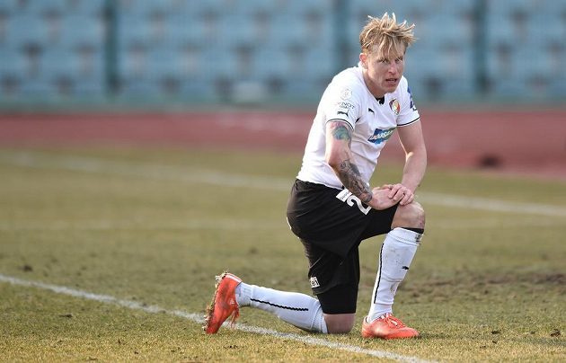 Plzeňský obránce František Rajtoral během utkání 20. kola Synot ligy s Duklou.