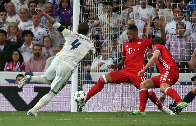 Poplach před brankou Bayernu! Zadák Realu Sergio Ramos však svoji šanci neproměnil.