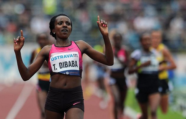 vytrvalkyně Tiruneš Dibabaová oslavuje vítězství na 10 000 m na Zlatá tretře v Ostravě.